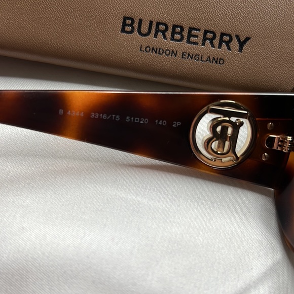 Burberry sunglasses authentic bought from macys includes case - Picture 7 of 9